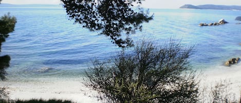 Ubicación cercana a la playa y arena blanca