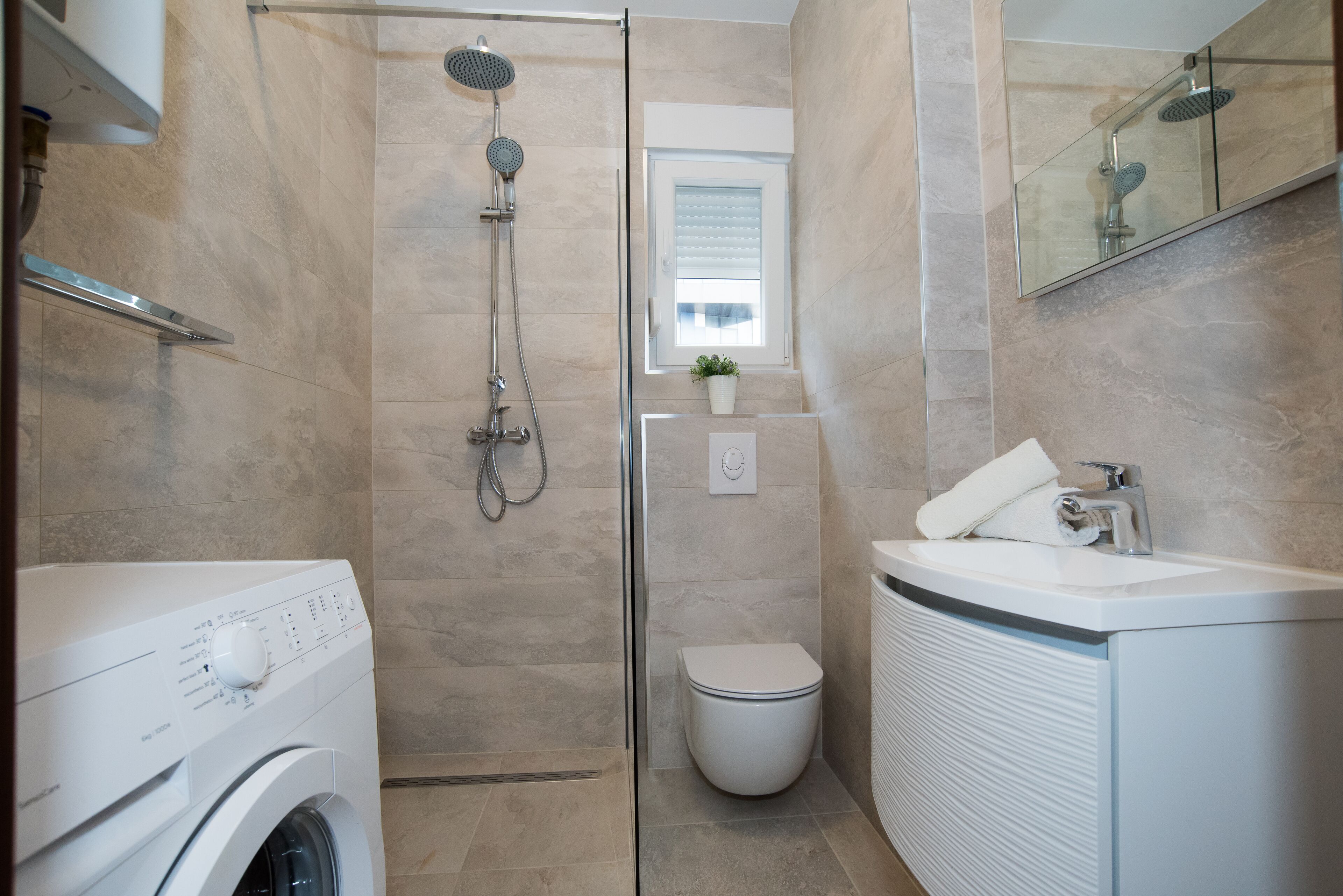 Apartment, 3 Bedrooms | Bathroom | Shower, hair dryer, towels, toilet paper
