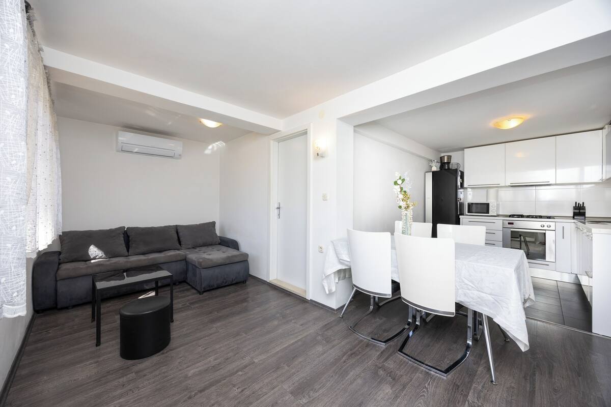 Un apartamento moderno con sala de estar, comedor y cocina.