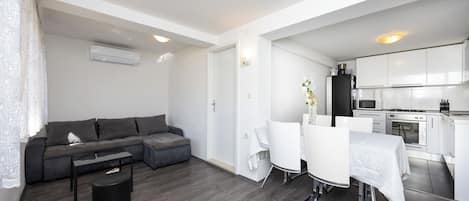 Leilighet – standard, 2 soverom, terrasse | Oppholdsområde | LCD-TV og DVD-spiller