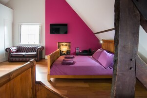 Triple Room Ensuite | Safe på rommet, wi-fi (inkludert) og sengetøy