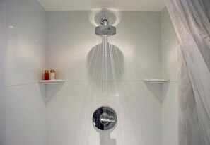 Een douche, handdoeken