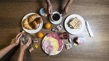 Daily buffet breakfast (GBP 6 per person)