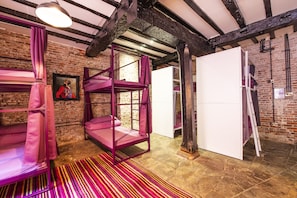 Bed in 8-Bed Mixed Dorm Shared Bathroom | Caja de seguridad en la habitación, wifi gratis y ropa de cama