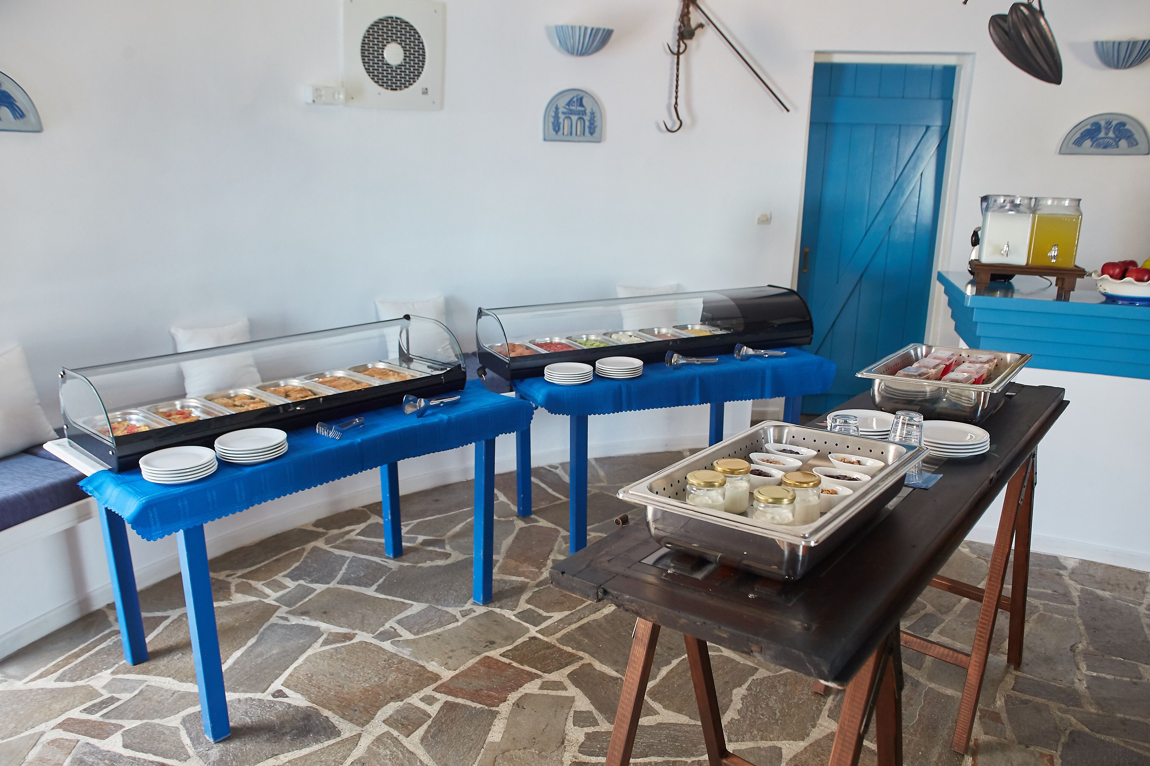 Montaje tipo buffet con varias estaciones de servicio, que incluyen una variedad de comidas y bebidas.