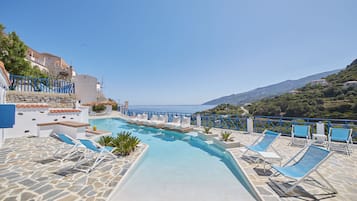 Piscine extérieure, parasols de plage, chaises longues