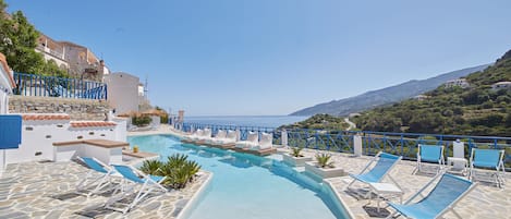 Piscine extérieure, parasols de plage, chaises longues