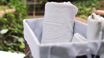 Une serviette blanche avec un logo, dans un panier.