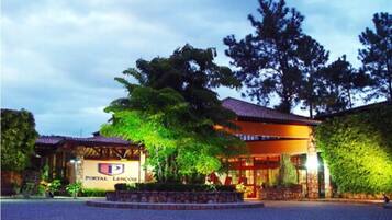 Vista frontal de la propiedad