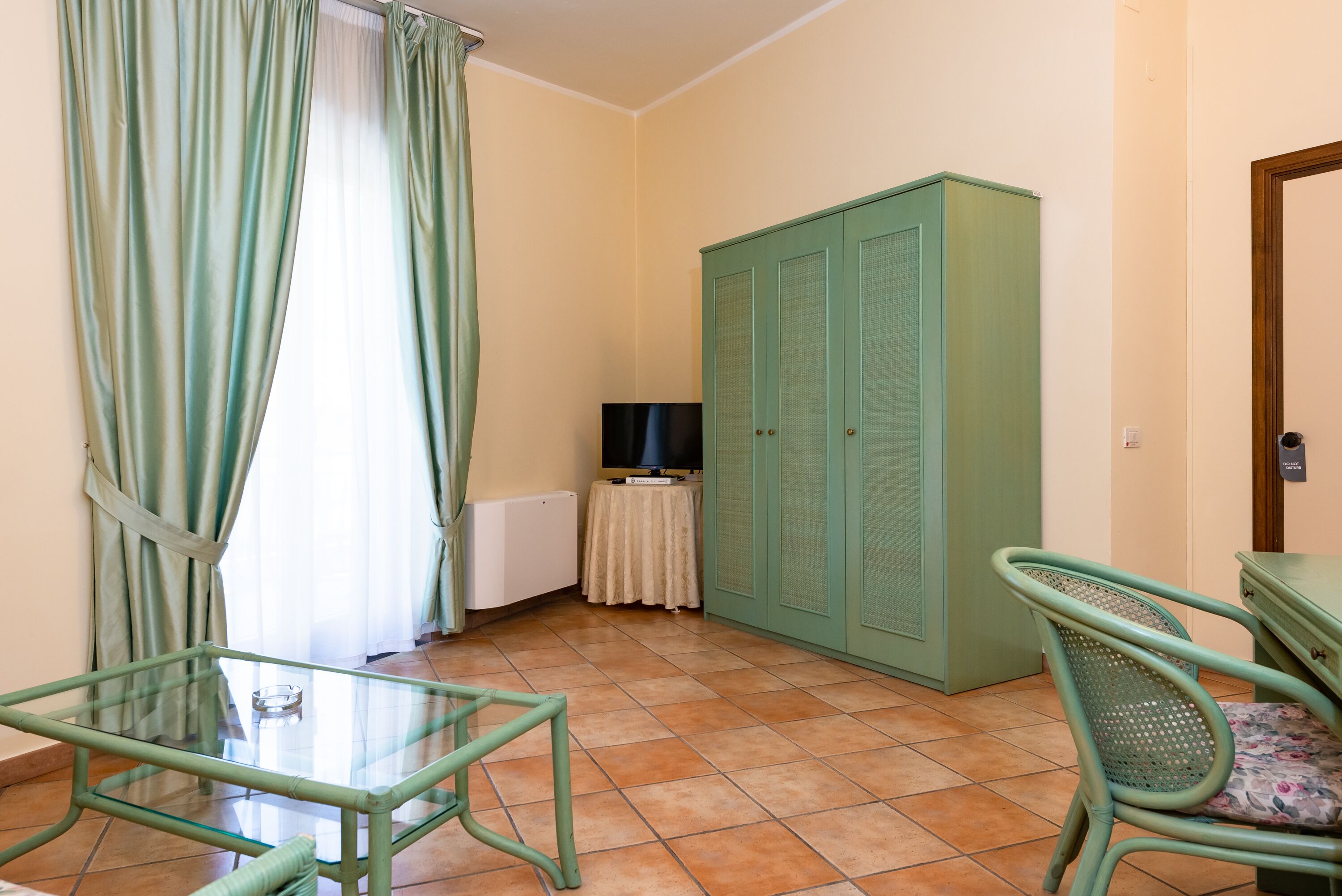 junior suite quadruple with balcony | living area