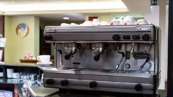 Eine La Cimbali Espressomaschine mit mehreren Kaffeedosiersystemen, einem digitalen Display und einer Bedienkonsole.