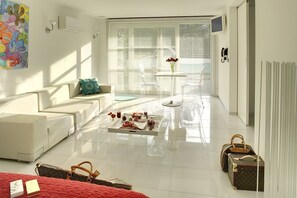 Suite, vistas al jardín | Zona de estar | Una televisión de pantalla plana