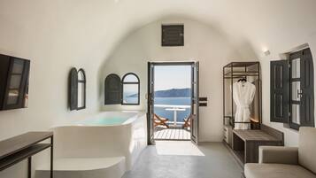 Caldera Cave Suite Sea View & Caldera View | Camas com colchões pillow-top, frigobar, cofres nos quartos