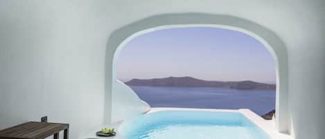 Sun Rocks Suite with Private Pool Caldera & Sea View | Camas con pillow-top, minibar y caja de seguridad en la habitación