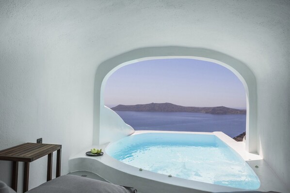 Sun Rocks Suite with Private Pool Caldera & Sea View | Lit avec matelas à plateau-coussin, minibar, coffre-fort