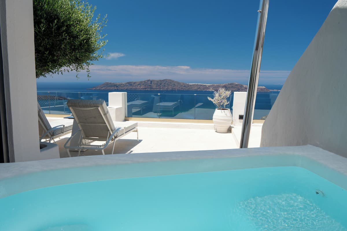 Honeymoon Suite with private Outdoor Hot Tub, Caldera & Sea View | 필로우탑 침대, 미니바, 객실 내 금고, 책상