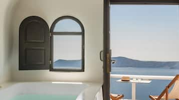 Caldera Cave Suite Sea View & Caldera View | Colchones con acolchado adicional, minibar, caja fuerte