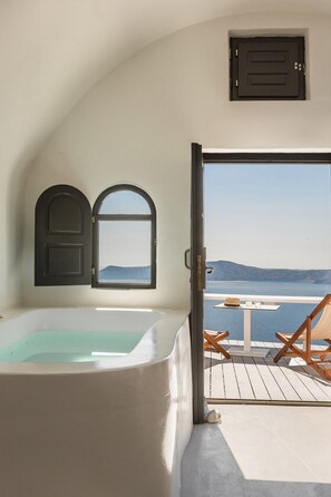 Caldera Cave Suite Sea View & Caldera View | Lit avec matelas à plateau-coussin, minibar, coffre-fort