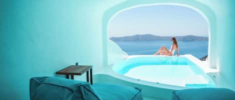 Sun Rocks Suite with Private Pool Caldera & Sea View | Camas con pillow-top, minibar y caja de seguridad en la habitación