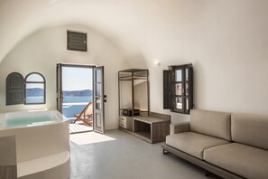 Caldera Cave Suite Sea View & Caldera View | Lit avec matelas à plateau-coussin, minibar, coffre-fort