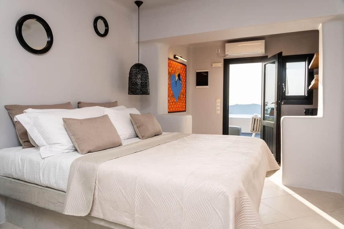 Lit avec matelas Ă plateau-coussin, minibar, coffre-fort