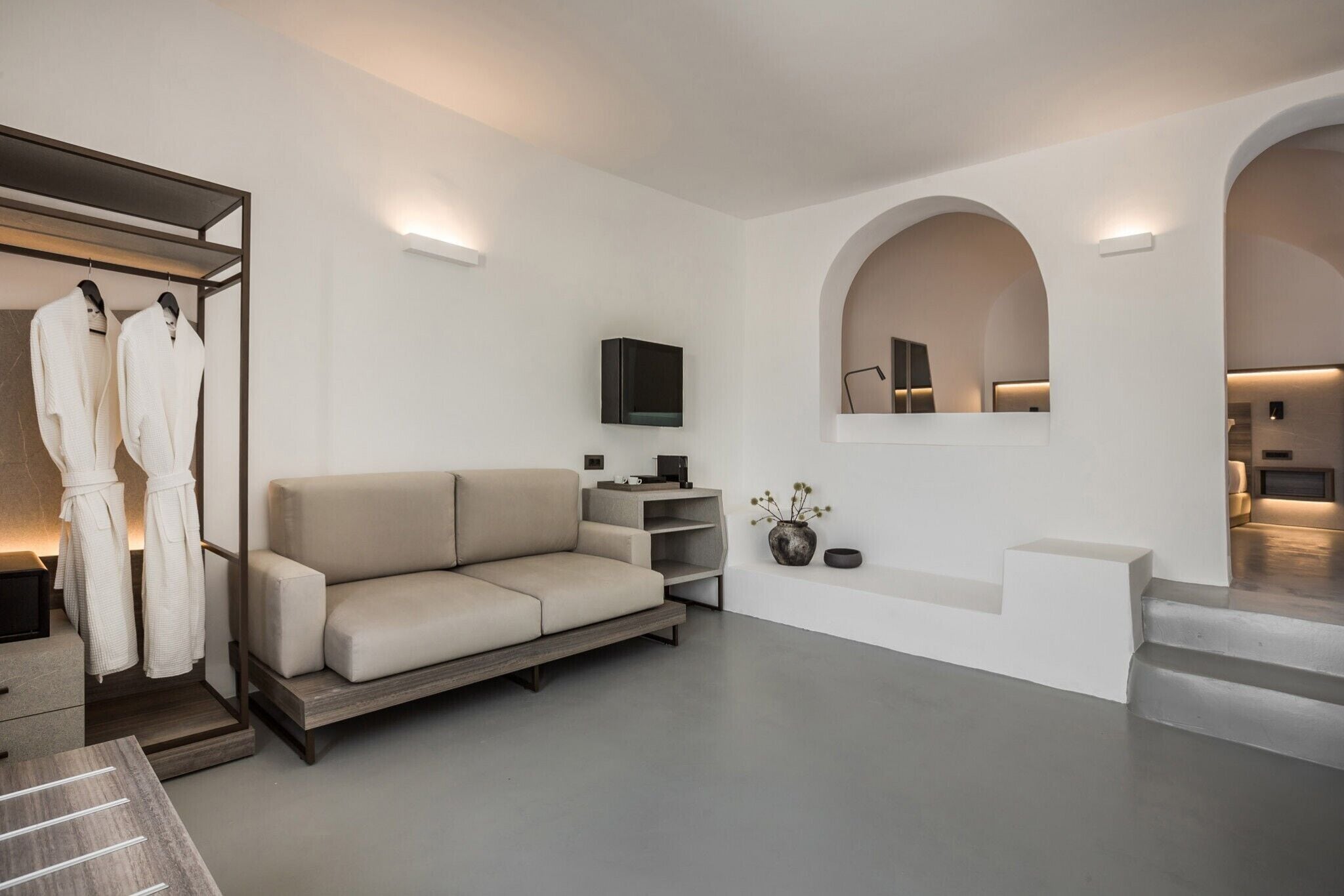 Suite studio luxueuse | Lit avec matelas à plateau-coussin, minibar, coffre-fort