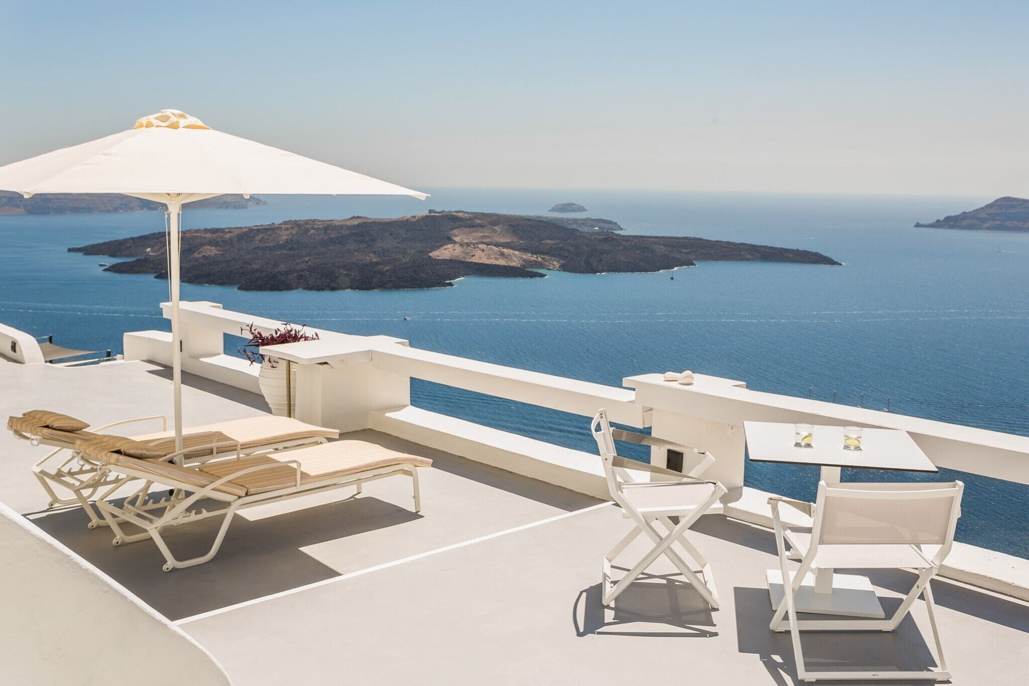 Suite studio pour lune de miel | Lit avec matelas à plateau-coussin, minibar, coffre-fort