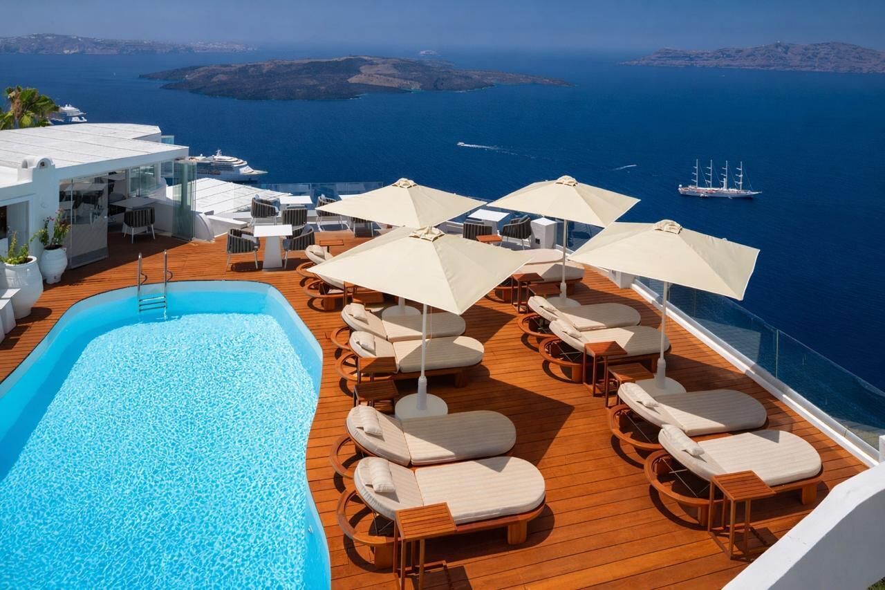 Una piscina al aire libre de temporada