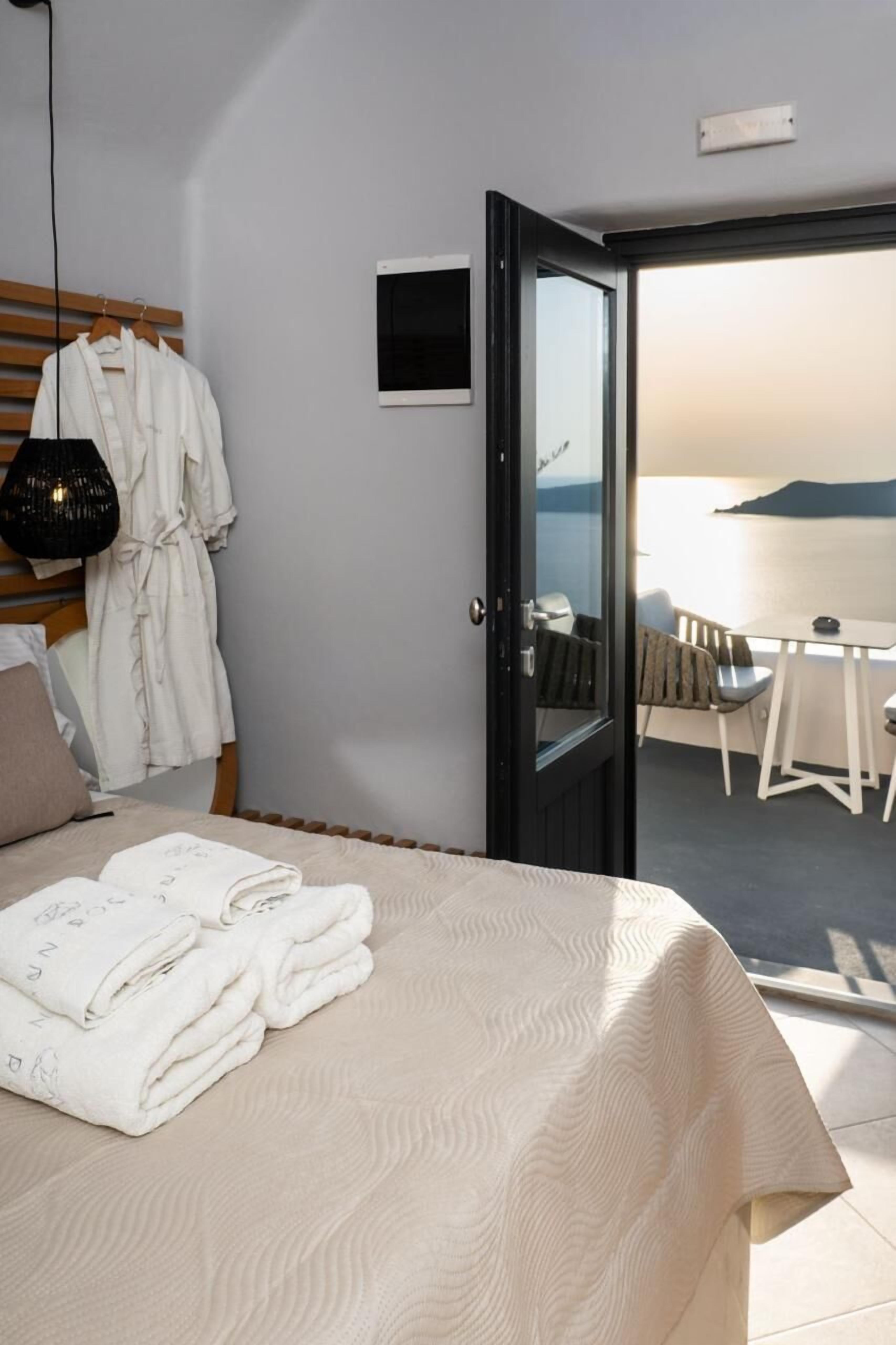 Lit avec matelas à plateau-coussin, minibar, coffre-fort