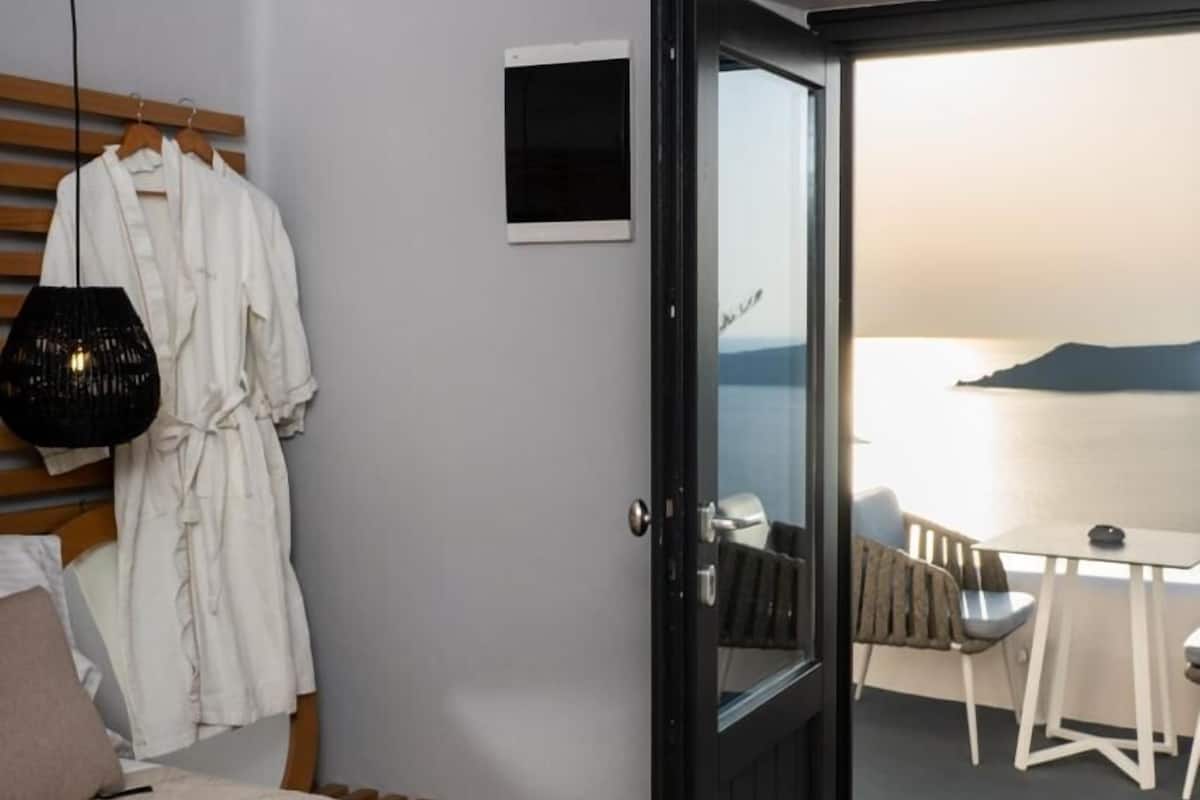 Lit avec matelas Ă plateau-coussin, minibar, coffre-fort