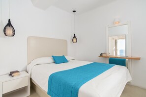 Standard Room Caldera View, Sea View | Pillowtop-Betten, Zimmersafe, schallisolierte Zimmer