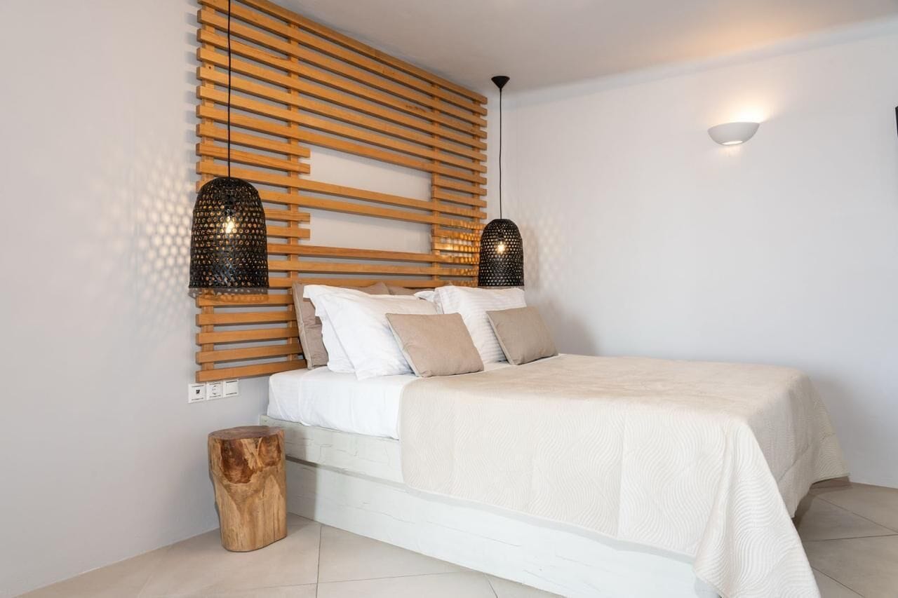 Lit avec matelas à plateau-coussin, minibar, coffre-fort