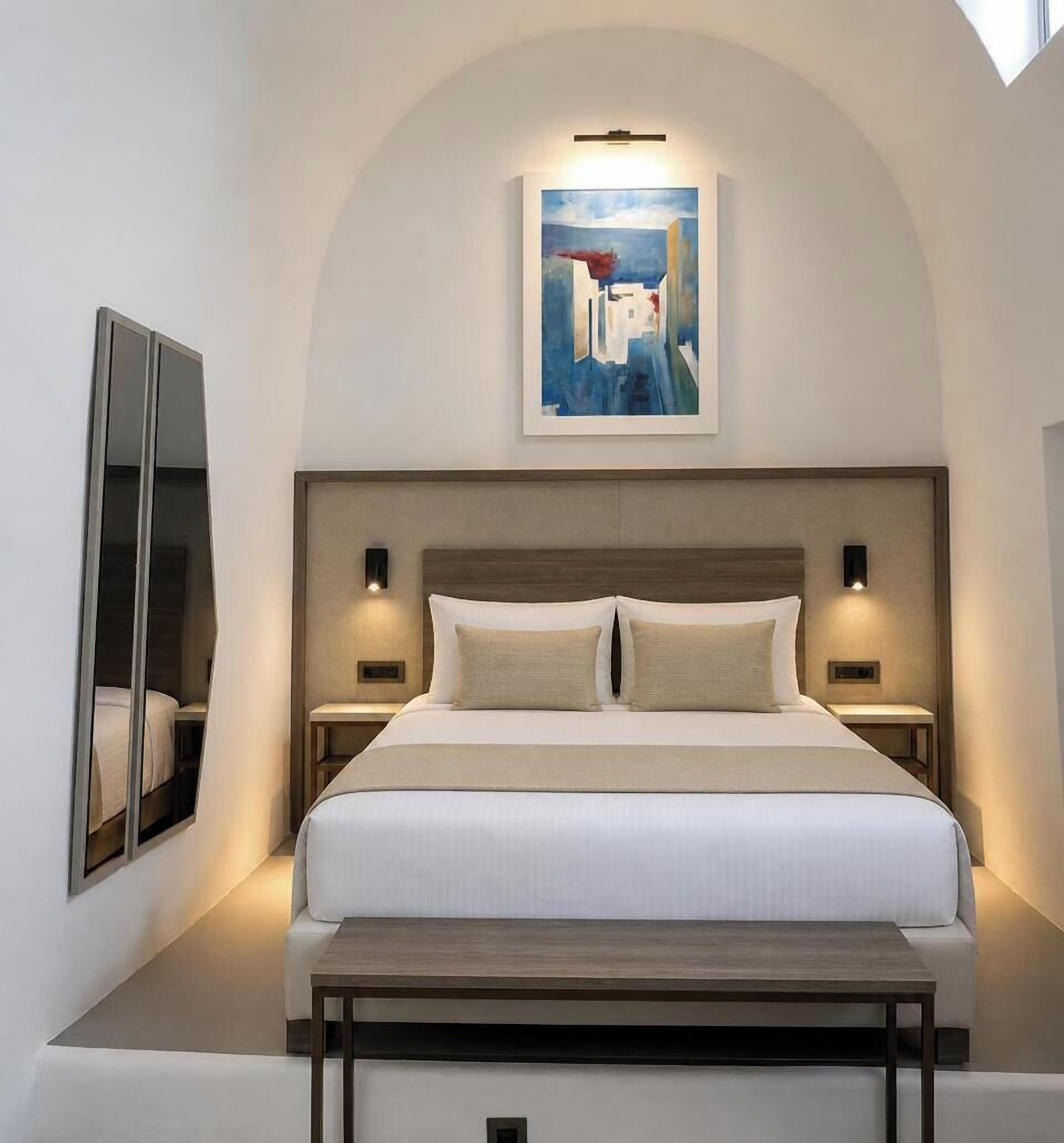 Superior Deluxe Suite with Caldera & Sea View | Bantalan ekstra lembut, minibar, brankas, dan meja kerja