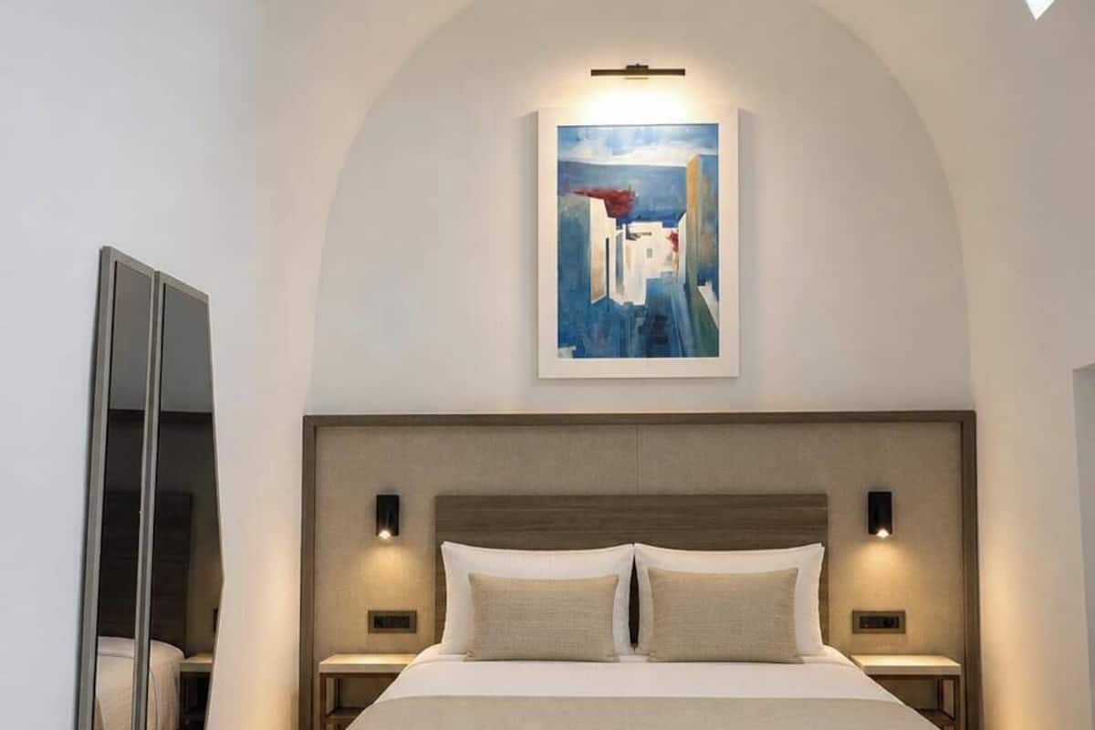 Superior Deluxe Suite with Caldera & Sea View | Bantalan ekstra lembut, minibar, brankas, dan meja kerja