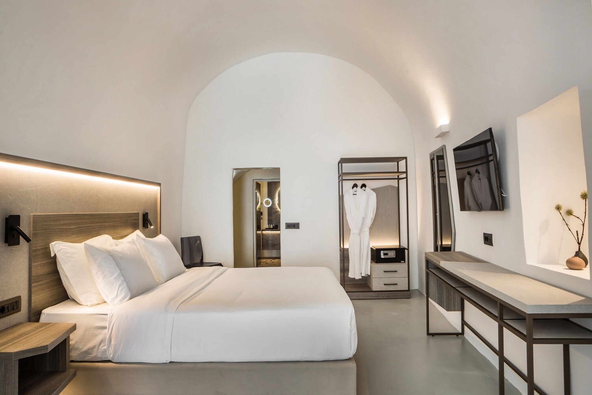 Suite studio exclusive | Lit avec matelas à plateau-coussin, minibar, coffre-fort