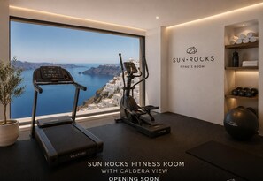 Une salle de remise en forme équipée de tapis de course, d’un vélo elliptique et d’un kettlebell, avec vue sur le Caldera.