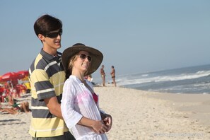 Beach nearby, white sand, beach cabanas, beach towels - Hotel e SPA Laje de Itaúna (Saquarema)