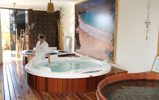 Bañera de hidromasaje cubierta