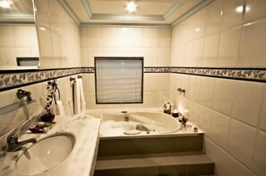Đồ dùng nhà tắm miễn phí, máy sấy tóc, khăn tắm 