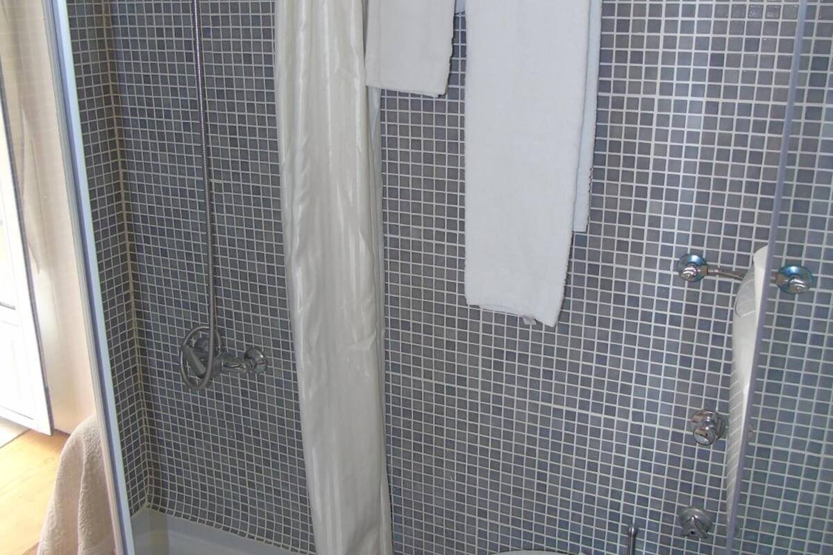 shower, free toiletries, hair dryer