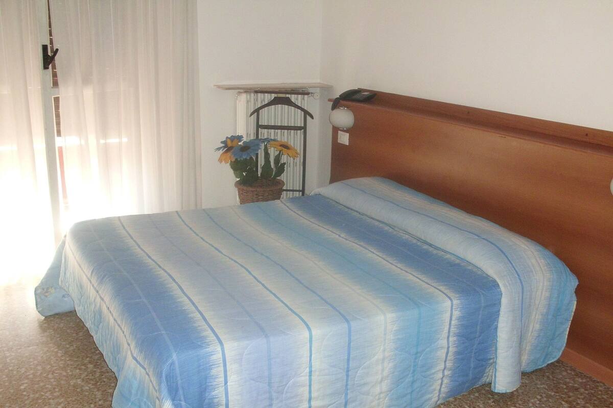 Family Room | Desk, rollaway beds, free WiFi