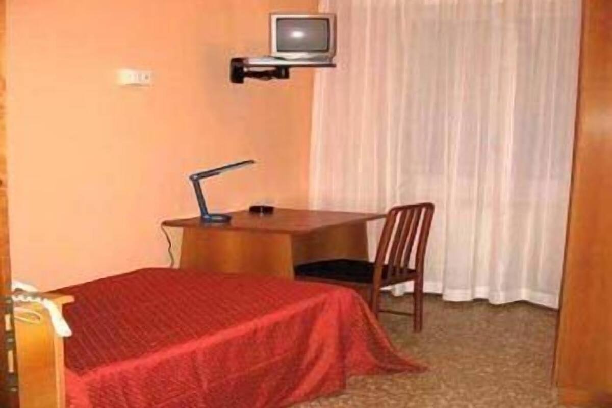 Desk, rollaway beds, free WiFi