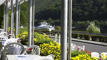 Petit déjeuner et déjeuner servis sur place, restauration en plein air