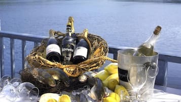 Petit déjeuner et déjeuner servis sur place, restauration en plein air