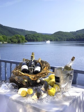Breakfast, lunch, dinner served; Regional cuisine, al fresco dining