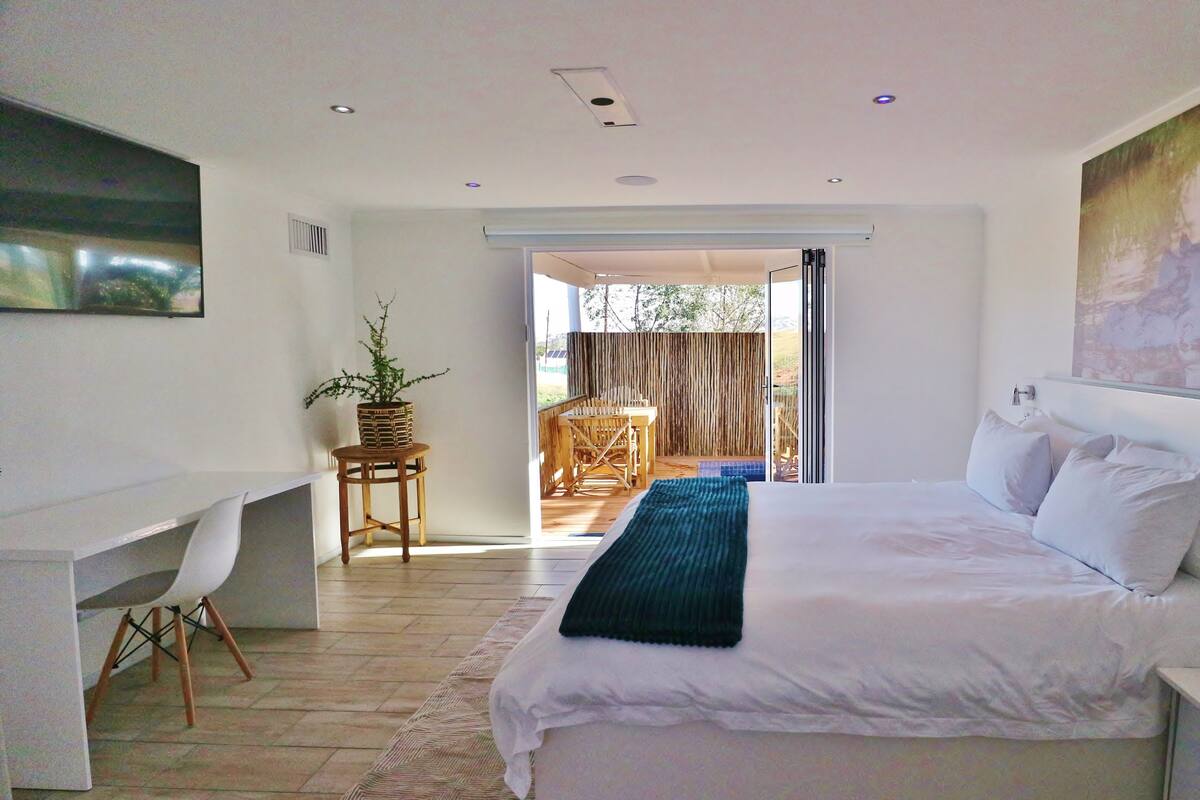 Superior Valley Facing Room with Jacuzzi | Minibar, in-room safe, soundproofing, iron/ironing board
