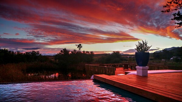 Utendørsbasseng, bassengparasoller og solsenger