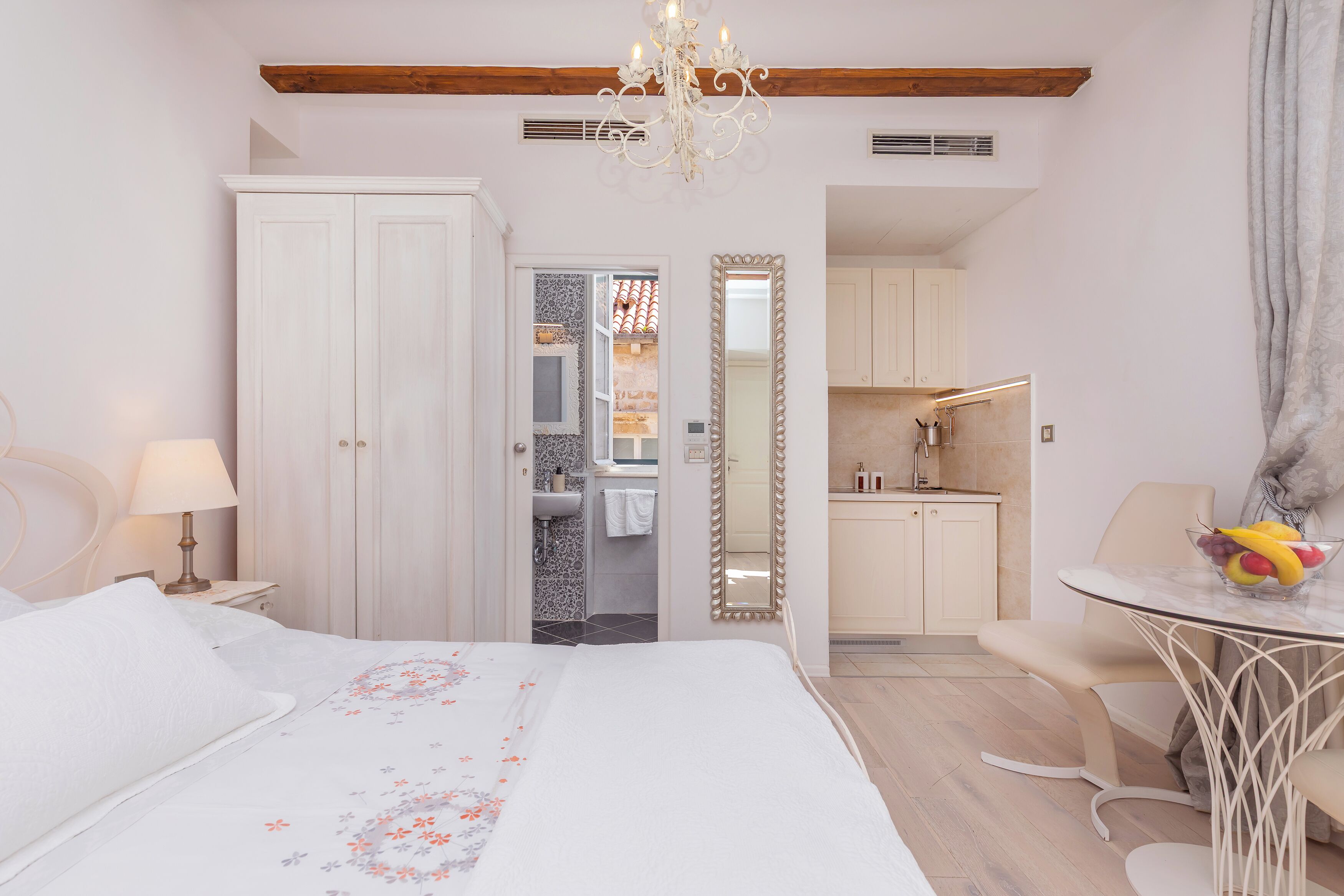 Studio Apartment for 2 people | Pillow-top beds, desk, soundproofing, free WiFi