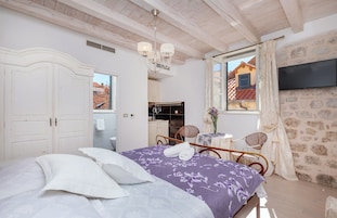 Studio Apartment for 2 people | Camas com colchões pillow-top, escrivaninha, quartos à prova de som