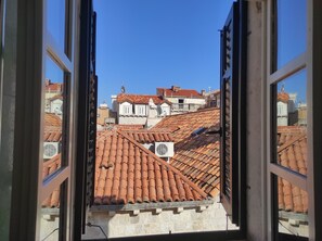 Pillowtop-Betten, Schreibtisch, schallisolierte Zimmer, kostenloses WLAN